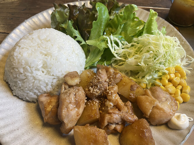 閑静な住宅街にある、木の風合いを活かしたナチュラルテイストのカフェ